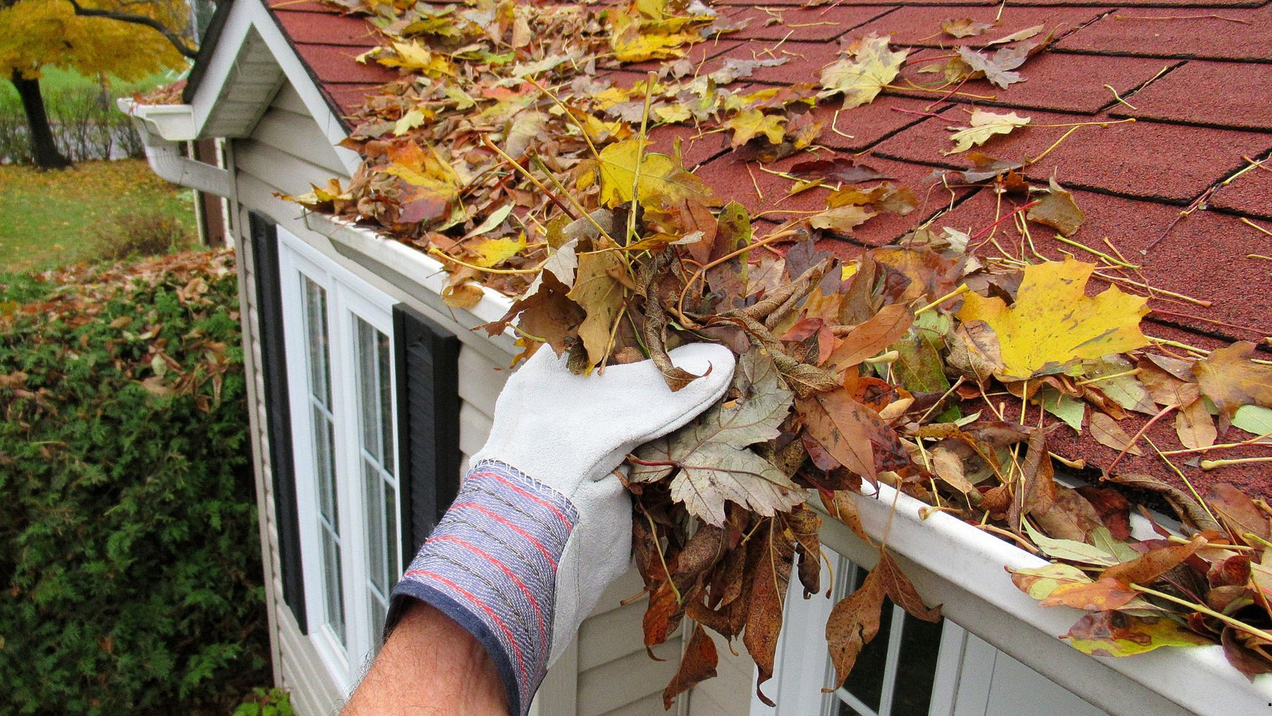 Gutter Cleaning Tips to Prevent Winter Ice Dams